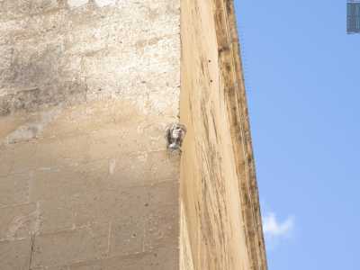 ...possiamo notare un volto femminile posizionato sullo spigolo della facciata del fabbricato